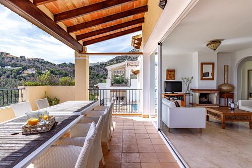 Altea Buganvillas Maravillosa y encantadora casa de vacaciones con piscina privada en Altea, Costa Blanca, España, para 6 personas. La casa está situada en una zona urbana montañosa y se encuentra a 5 km de Altea la Vieja....