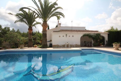 Meliso Villa mit privatem Pool in Javea, Costa Blanca, Spanien für 4 Personen. Das Haus liegt in der Nähe von Restaurants und Bars und ist 3 km vom Strand entfernt....