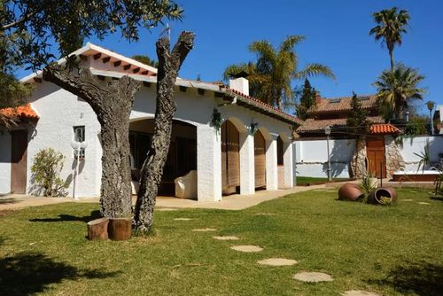 At 8 min walk from beach. Loft  El Ranch.   Jacuzzi  Garden   Quite Area Comfortabel studio in Sitges, Costa Dorada, Spanje voor 4 personen. Het studio is gelegen in een landelijke, bosrijke, stedelijke en bergachtige strandgebied, dichtbij een tennisbaan en op 4 km van de dichtstbijzijnde stad, welke met de auto in 5 minuten te bereiken is....