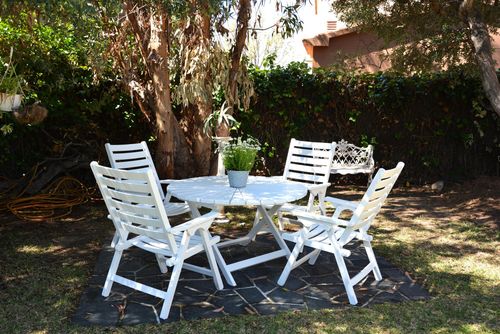 At 8 min walk from beach. Loft  El Ranch.   Jacuzzi  Garden   Quite Area Comfortabel studio in Sitges, Costa Dorada, Spanje voor 4 personen. Het studio is gelegen in een landelijke, bosrijke, stedelijke en bergachtige strandgebied, dichtbij een tennisbaan en op 4 km van de dichtstbijzijnde stad, welke met de auto in 5 minuten te bereiken is....