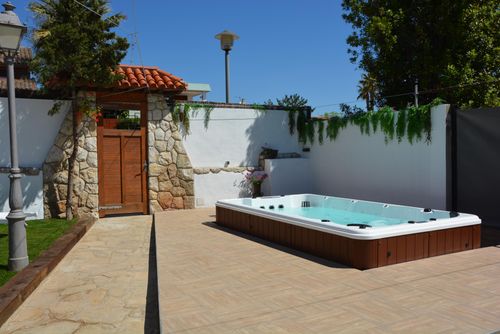 At 8 min walk from beach. Loft  El Ranch.   Jacuzzi  Garden   Quite Area Bekvämt studio i Sitges, Costa Dorada, Spanien för 4 personer. Studion ligger i ett lantligt, skogigt, urbant och bergigt strandområde, nära en tennisbana och 4 km från närmaste stad, som ligger endast en 5-minuters bilfärd bort....