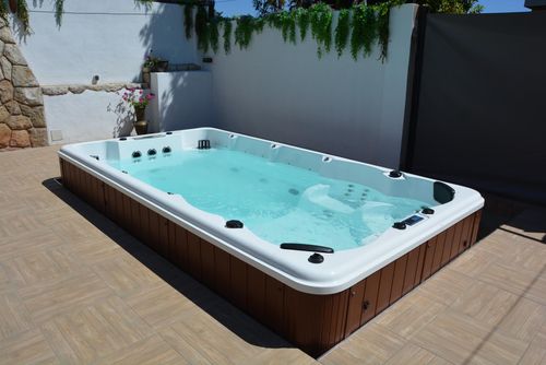 At 8 min walk from beach. Loft  El Ranch.   Jacuzzi  Garden   Quite Area Comfortabel studio in Sitges, Costa Dorada, Spanje voor 4 personen. Het studio is gelegen in een landelijke, bosrijke, stedelijke en bergachtige strandgebied, dichtbij een tennisbaan en op 4 km van de dichtstbijzijnde stad, welke met de auto in 5 minuten te bereiken is....