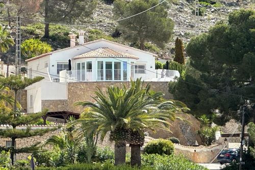 Villa Los Tucanes Belle et confortable villa avec piscine privée à Moraira, Costa Blanca, Espagne, pour 6 personnes. La maison est située dans une zone côtière, vallonnée et résidentielle, à 1 km de la plage d'El Portet et à 1 km de la mer Méditerranée....