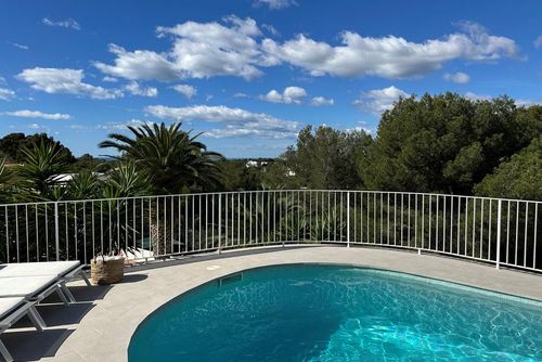 Villa Los Tucanes Mooie en comfortabele villa met privézwembad in Moraira, Costa Blanca, Spanje voor 6 personen. Het huis is gelegen in een kustgebied, heuvelachtig en residentieel, op 1 km van El Portet strand en 1 km van de Middellandse Zee....