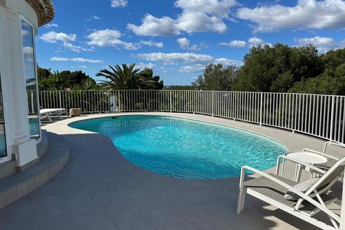 Villa Los Tucanes Belle et confortable villa avec piscine privée à Moraira, Costa Blanca, Espagne, pour 6 personnes. La maison est située dans une zone côtière, vallonnée et résidentielle, à 1 km de la plage d'El Portet et à 1 km de la mer Méditerranée....