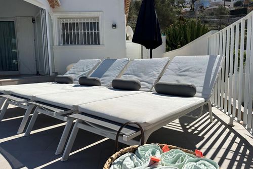 Villa Los Tucanes Wunderschöne und komfortable Villa mit privatem Pool in Moraira, Costa Blanca, Spanien, für 6 Personen. Das Haus befindet sich in einer Küsten-, hügeligen und Wohngegend, 1 km vom Strand El Portet und 1 km vom Mittelmeer entfernt....