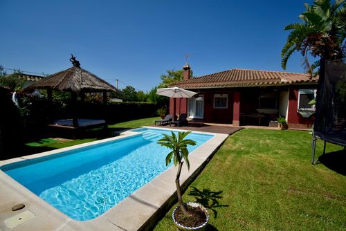 Maria Wunderbare und komfortable Villa in Chiclana de la Frontera, Costa de la Luz, Spanien, mit privatem Pool für 6 Personen. Das Haus befindet sich in einer ländlichen Gegend und liegt 5 km von Chiclana de la Frontera entfernt....