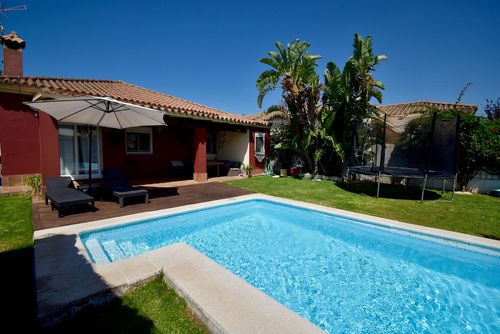 Maria Wunderbare und komfortable Villa in Chiclana de la Frontera, Costa de la Luz, Spanien, mit privatem Pool für 6 Personen. Das Haus befindet sich in einer ländlichen Gegend und liegt 5 km von Chiclana de la Frontera entfernt....