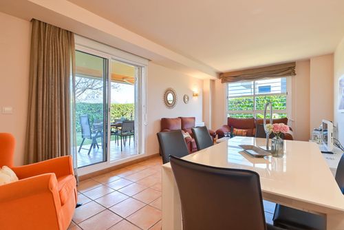 Jardines de Toledo Maravilloso y confortable apartamento en Xàbia, Costa Blanca, España con piscina comunitaria para 5 personas. El apartamento está situado en una zona residencial cerca de la playa, cercano a restaurantes y bares, tiendas, supermercados y una pista de tenis, a 1 km de la Playa del Arenal y a 1 km del Mar Mediterráneo....