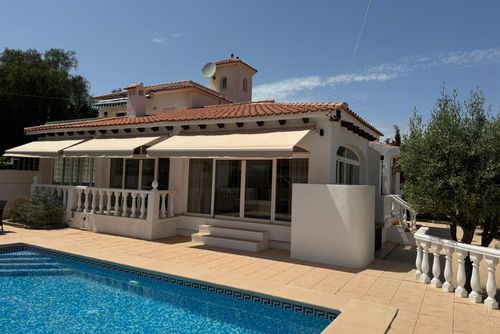 Casa Invierno Schönes und komfortables Ferienhaus in Albir, Costa Blanca, Spanien für 4 Personen. Das Haus befindet sich in der Nähe von Restaurants und Bars, Geschäften und Supermärkten und ist 500 m vom Strand entfernt....