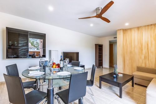 Milan Appartement magnifique et accueillant avec piscine commune à Jávea, Costa Blanca, Espagne pour 6 personnes. L'appartement est situé dans une zone résidentielle près de la plage, à 1 km de La Grava, plage de Jávea et à 1 km de Mediterráneo, Jávea....