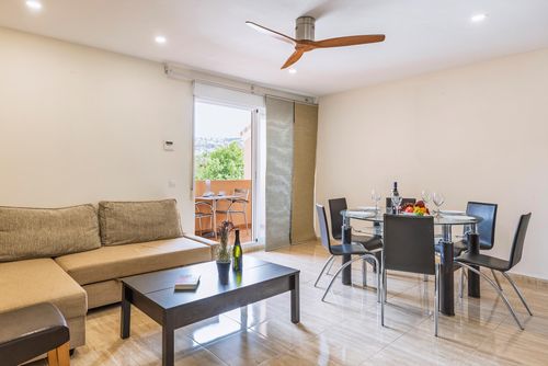 Milan Hermoso y alegre apartamento con piscina comunitaria en Jávea, Costa Blanca, España para 6 personas. El apartamento está situado en una zona residencial de playa, a 1 km de la playa La Grava, Jávea y a 1 km del Mediterráneo, Jávea....