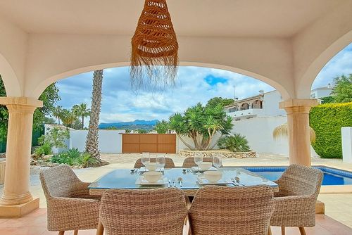 Villa Tia by Solidays Amplia y cómoda villa con piscina privada en Moraira, Costa Blanca, España, para 6 personas. La casa está situada en una zona residencial costera, cerca de restaurantes y bares y a 1 km de la playa de L'Ampolla....