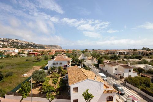 Robert Modern en comfortabel appartement in Xàbia, Costa Blanca, Spanje voor 5 personen. Het appartement is gelegen in een kust- en woonwijk, dicht bij restaurants en bars, winkels en supermarkten, en op 1 km van het strand van La Grava....
