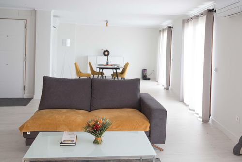 Robert Modern en comfortabel appartement in Jávea, Costa Blanca, Spanje voor 5 personen. Het appartement is gelegen in een kust- en woonwijk, dicht bij restaurants en bars, winkels en supermarkten, en op 1 km van het strand La Grava....