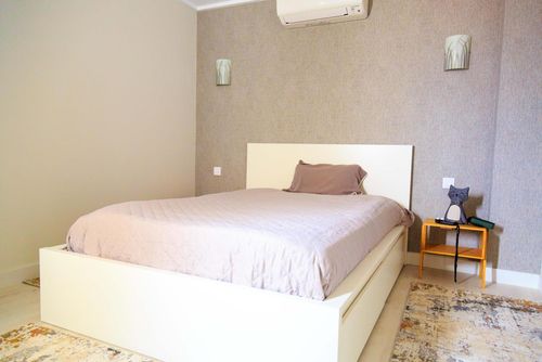 Robert Modern en comfortabel appartement in Jávea, Costa Blanca, Spanje voor 5 personen. Het appartement is gelegen in een kust- en woonwijk, dicht bij restaurants en bars, winkels en supermarkten, en op 1 km van het strand La Grava....