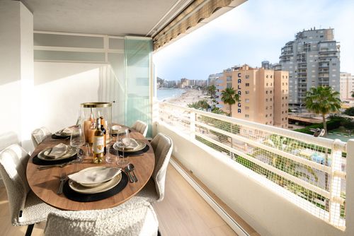 Esmeralda I Beachside Schöne und luxuriöse Wohnung in Calpe, Costa Blanca, Spanien mit Gemeinschaftspool für 6 Personen. Die Wohnung befindet sich in einem Ferienkomplex, in einer Wohngegend am Strand, in der Nähe von Restaurants und Bars, Geschäften und Supermärkten, 50 m vom Strand Playa de la Fossa, 4 km vom Zentrum von Calpe und 50 m vom Mittelmeer entfernt....