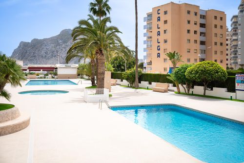 Esmeralda I Beachside Schöne und luxuriöse Wohnung in Calpe, Costa Blanca, Spanien mit Gemeinschaftspool für 6 Personen. Die Wohnung befindet sich in einem Ferienkomplex, in einer Wohngegend am Strand, in der Nähe von Restaurants und Bars, Geschäften und Supermärkten, 50 m vom Strand Playa de la Fossa, 4 km vom Zentrum von Calpe und 50 m vom Mittelmeer entfernt....