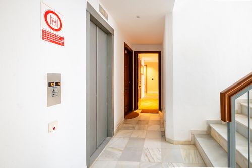 Esmeralda I Beachside Schöne und luxuriöse Wohnung in Calpe, Costa Blanca, Spanien mit Gemeinschaftspool für 6 Personen. Die Wohnung befindet sich in einem Ferienkomplex, in einer Wohngegend am Strand, in der Nähe von Restaurants und Bars, Geschäften und Supermärkten, 50 m vom Strand Playa de la Fossa, 4 km vom Zentrum von Calpe und 50 m vom Mittelmeer entfernt....