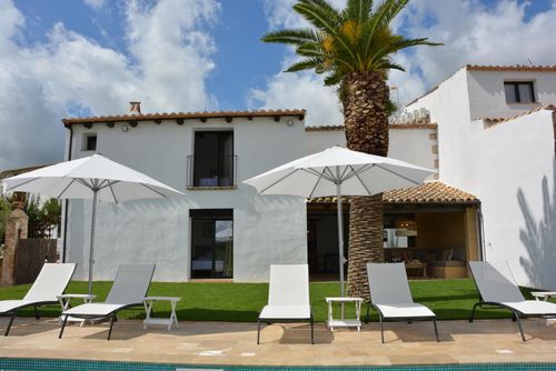 At 10 minutes drive from Sitges  Masia Las Moreras Farmhouse with high Design and  Comodity  New 100% Lyxvilla med privat pool i Sitges, Costa Dorada, Spanien för 12 personer. Villan är belägen i ett lantligt, skogigt, bostads- och bergigt område nära stranden....