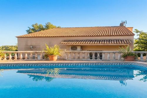 At 15 minutes drive from Sitges. Villa Ilus   Pool XXL   Villa muy comoda  para grandes grupos Area muy tranquila   Muy cuidada Villa de lujo con piscina privada en Sitges, Costa Dorada, España, para 12 personas. La villa se encuentra en una zona rural, boscosa, residencial y montañosa cerca de la playa....