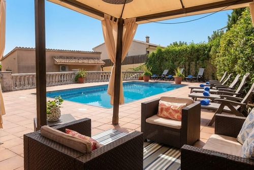 At 15 minutes drive from Sitges. Villa Ilus   Pool XXL   Villa muy comoda  para grandes grupos Area muy tranquila   Muy cuidada Luxe villa met privézwembad in Sitges, Costa Dorada, Spanje voor 12 personen. De villa is gelegen in een rustige, bosrijke, residentiële en bergachtige kustomgeving....