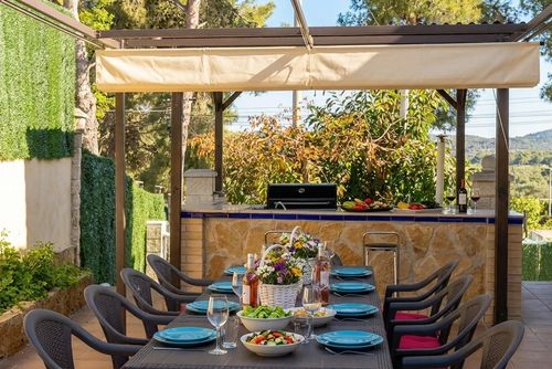 At 15 minutes drive from Sitges. Villa Ilus   Pool XXL   Villa muy comoda  para grandes grupos Area muy tranquila   Muy cuidada Luksusvilla med privat pool i Sitges, Costa Dorada, Spanien til 12 personer. Villaen ligger i et landligt, skovklædt, beboelses- og bjergrigt strandområde....