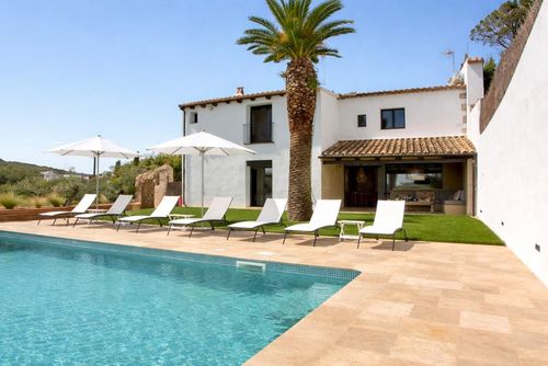 Masia La Morera - At 10 minutes drive from Sitges   Farmhouse with high Design and Comodity New 100% Villa de lujo en Sitges, Costa Dorada, España, con piscina privada para 12 personas. La villa se encuentra en una zona rural, boscosa, residencial y montañosa cerca de la playa....