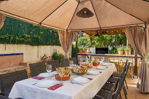 At 15 minutes drive from Sitges. Villa Ilus   Pool XXL   Villa muy comoda  para grandes grupos Area muy tranquila   Muy cuidada Luxe villa met privézwembad in Sitges, Costa Dorada, Spanje voor 12 personen. De villa is gelegen in een rustige, bosrijke, residentiële en bergachtige kustomgeving....