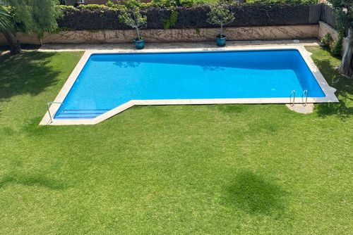 Apartamento Villa Cristina en Vinyet Sitges 500 metros de la Playa    Piscina   AC    Garage  2 Coches Lägenhet i Sitges, Costa Dorada, Spanien med gemensam pool för 6 personer. Lägenheten ligger i ett urban strandområde, nära restauranger, barer och butiker, och är 50 m från stranden....