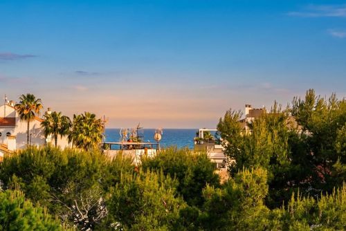 Apartamento Villa Cristina en Vinyet Sitges 500 metros de la Playa    Piscina   AC    Garage  2 Coches Appartement à Sitges, Costa Dorada, Espagne, avec piscine commune pour 8 personnes. L'appartement est situé dans une zone urbaine en bord de mer, à proximité de restaurants, bars et magasins, et à 50 m de la plage....