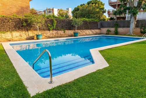 Apartamento Villa Cristina en Vinyet Sitges 500 metros de la Playa    Piscina   AC    Garage  2 Coches Appartement à Sitges, Costa Dorada, Espagne, avec piscine commune pour 8 personnes. L'appartement est situé dans une zone urbaine en bord de mer, à proximité de restaurants, bars et magasins, et à 50 m de la plage....