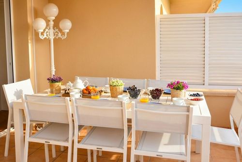 Apartamento Villa Cristina en Vinyet Sitges 500 metros de la Playa    Piscina   AC    Garage  2 Coches Appartement à Sitges, Costa Dorada, Espagne, avec piscine commune pour 8 personnes. L'appartement est situé dans une zone urbaine en bord de mer, à proximité de restaurants, bars et magasins, et à 50 m de la plage....