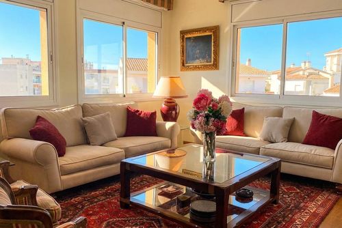 Apartamento Villa Cristina en Vinyet Sitges 500 metros de la Playa    Piscina   AC    Garage  2 Coches Appartement à Sitges, Costa Dorada, Espagne avec piscine commune pour 6 personnes. L'appartement est situé dans une zone urbaine proche de la plage, à proximité de restaurants, bars et boutiques, et se trouve à 50 m de la plage....