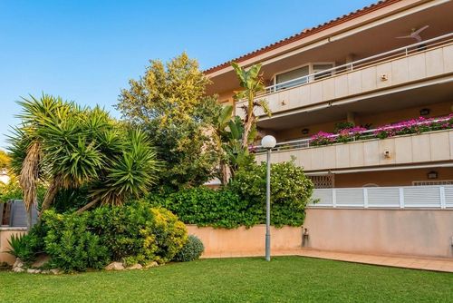 Apartamento Villa Cristina en Vinyet Sitges 500 metros de la Playa    Piscina   AC    Garage  2 Coches Appartement à Sitges, Costa Dorada, Espagne, avec piscine commune pour 8 personnes. L'appartement est situé dans une zone urbaine en bord de mer, à proximité de restaurants, bars et magasins, et à 50 m de la plage....