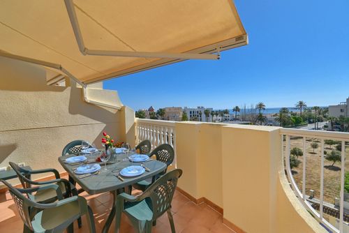 Playa Sol Geweldig en gezellig penthouse in Denia, Costa Blanca, Spanje met een gemeenschappelijk zwembad voor 6 personen. Het huis is gelegen in een residentiële strandbuurt, dichtbij restaurants en bars, op 200 m van het strand Playa de Les Marines en 0,2 km van de Middellandse Zee....