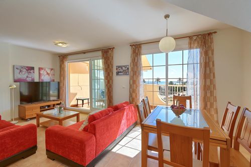 Playa Sol Geweldig en vrolijk penthouse met gemeenschappelijk zwembad in Denia, Costa Blanca, Spanje voor 6 personen. Het huis is gelegen in een residentiële strandwijk, dicht bij restaurants en bars, op 200 meter van Les Marines Beach en op 0,2 km van de Middellandse Zee....