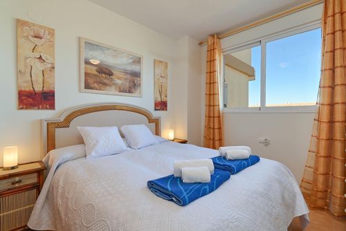 Playa Sol Wunderschönes und fröhliches Penthouse in Denia, Costa Blanca, Spanien mit einem Gemeinschaftspool für 6 Personen. Das Haus befindet sich in einem Wohngebiet am Strand, in der Nähe von Restaurants und Bars, 200 m vom Strand Playa de Les Marines und 0,2 km vom Mittelmeer entfernt....