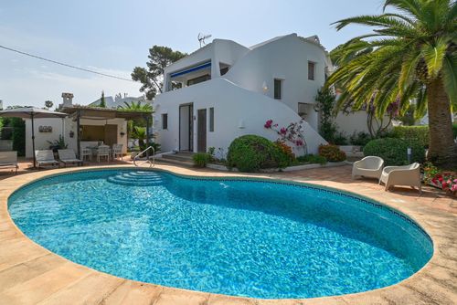 La Dorade Schöne und fröhliche Villa in Jávea, Costa Blanca, Spanien, mit privatem Pool für 6 Personen. Das Haus liegt in einer Wohngegend am Strand, in der Nähe von Restaurants, Bars, Geschäften, Supermärkten und einem Tennisplatz, 500 Meter vom Strand Cala Blanca und 0,5 km vom Mittelmeer, Jávea, entfernt....