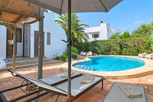 La Dorade Schöne und fröhliche Villa in Jávea, Costa Blanca, Spanien, mit privatem Pool für 6 Personen. Das Haus liegt in einer Wohngegend am Strand, in der Nähe von Restaurants, Bars, Geschäften, Supermärkten und einem Tennisplatz, 500 Meter vom Strand Cala Blanca und 0,5 km vom Mittelmeer, Jávea, entfernt....