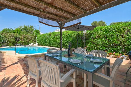 La Dorade Prachtige en vrolijke villa in Jávea, Costa Blanca, Spanje met privézwembad voor 6 personen. Het huis ligt in een residentiële strandwijk, dicht bij restaurants, bars, winkels, supermarkten, en een tennisbaan, op 500 meter van Cala Blanca strand en 0,5 km van Mediterráneo, Jávea....