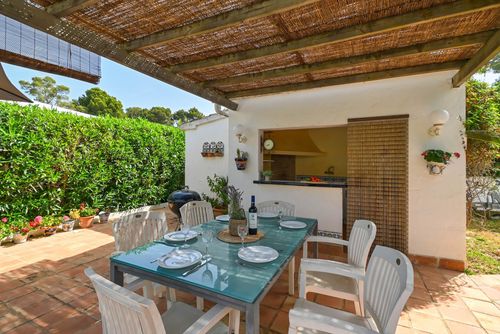 La Dorade Bellissima e allegra villa a Jávea, Costa Blanca, Spagna con piscina privata per 6 persone. La casa è situata in una zona residenziale vicino alla spiaggia, a pochi passi da ristoranti, bar, negozi, supermercati e un campo da tennis, a 500 metri dalla spiaggia di Cala Blanca e a 0,5 km dal Mediterraneo, Jávea....