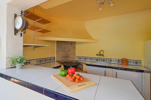 La Dorade Magnifique et accueillante villa à Jávea, Costa Blanca, Espagne, avec piscine privée pour 6 personnes. La maison est située dans une zone résidentielle proche de la plage, à proximité de restaurants, bars, boutiques, supermarchés, et d'un court de tennis, à 500 mètres de la plage de Cala Blanca et à 0,5 km du Mediterráneo, Jávea....