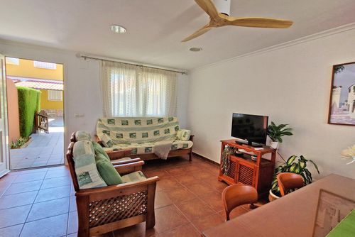 El Alfar Charmante et confortable maison de vacances à Denia, Costa Blanca, Espagne pour 5 personnes. La maison est située dans un quartier résidentiel près de la plage, à proximité de restaurants, bars, supermarchés, et à 500 m de la plage d'Almadrava....