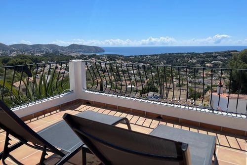 Villa Mimosa Magnifique et classique villa à Moraira, Costa Blanca, Espagne, avec piscine privée pour 6 personnes. La maison est située dans une zone urbaine en bord de mer et se trouve à 3 km de la plage de Moraira....