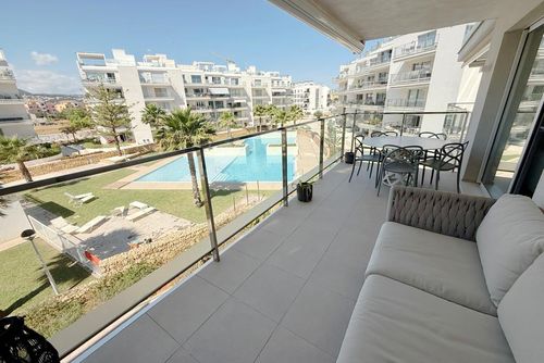 Marina Real 86 by homeprive Bel appartement confortable avec piscine commune à Denia, Costa Blanca, Espagne pour 4 personnes. L'appartement est situé dans une zone résidentielle près de la plage, à proximité de restaurants et de bars, de boutiques, de supermarchés et d'un court de tennis, et se trouve à 500 m de la plage....