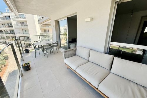 Marina Real 86 by homeprive Hermoso y cómodo apartamento con piscina comunitaria en Denia, Costa Blanca, España, para 4 personas. El apartamento se encuentra en una zona residencial de playa, cerca de restaurantes y bares, tiendas, supermercados y una cancha de tenis, y está a 500 m de la playa....