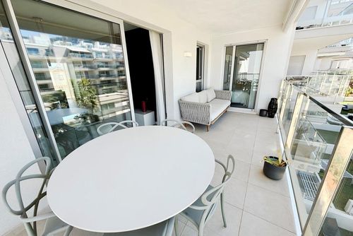 Marina Real 86 by homeprive Hermoso y cómodo apartamento con piscina comunitaria en Denia, Costa Blanca, España, para 4 personas. El apartamento se encuentra en una zona residencial de playa, cerca de restaurantes y bares, tiendas, supermercados y una cancha de tenis, y está a 500 m de la playa....