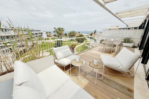 Denia Beach 42 by homeprive Smuk og komfortabel penthouse i Denia, Costa Blanca, Spanien med en fælles swimmingpool til 4 personer. Huset ligger i et boligområde ved stranden, tæt på restauranter, barer og supermarkeder, og 25 m fra stranden....