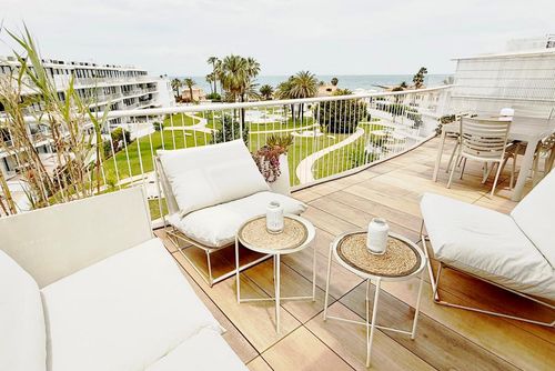 Denia Beach 42 by homeprive Smuk og komfortabel penthouse i Denia, Costa Blanca, Spanien med en fælles swimmingpool til 4 personer. Huset ligger i et boligområde ved stranden, tæt på restauranter, barer og supermarkeder, og 25 m fra stranden....
